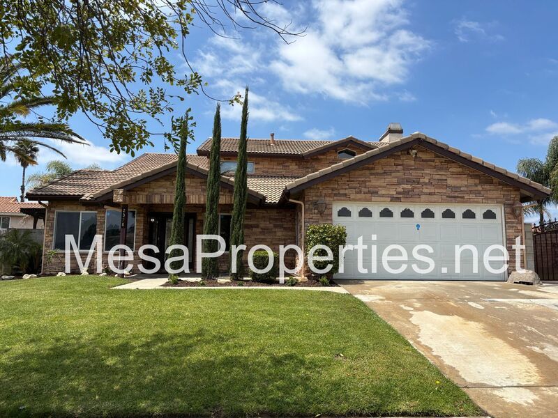 MUST SEE! Stunning 4 Bedroom/2.5 Bathroom Home in Northern Rialto! Beautiful Mountain Views! property image