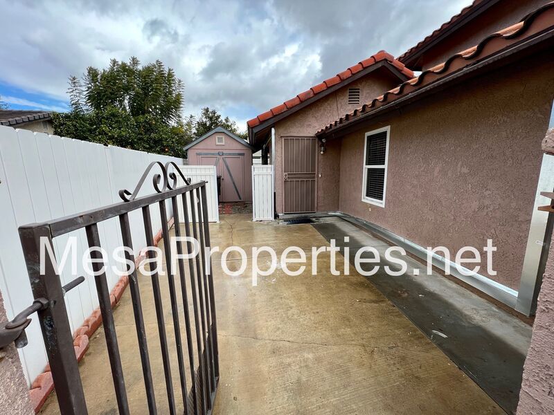Nice 2 bedroom/1 bath Duplex in Riverside With Private Backyard! property image