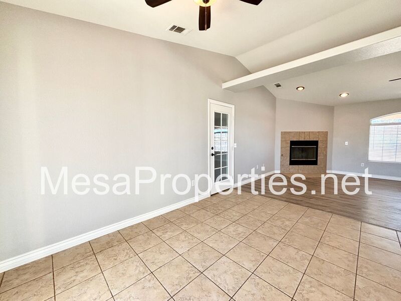 Spacious 4 bedroom 2 bath home with a 2 car garage located in Apple Valley! property image