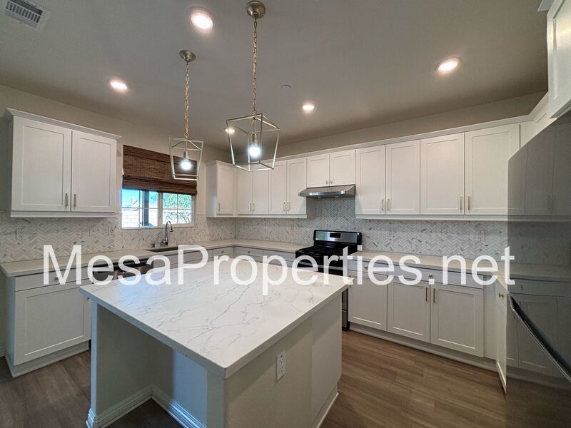 Spacious 3 Bed, 2.5 Bath Home with Loft and 3 Car Garage in Victorville! property image