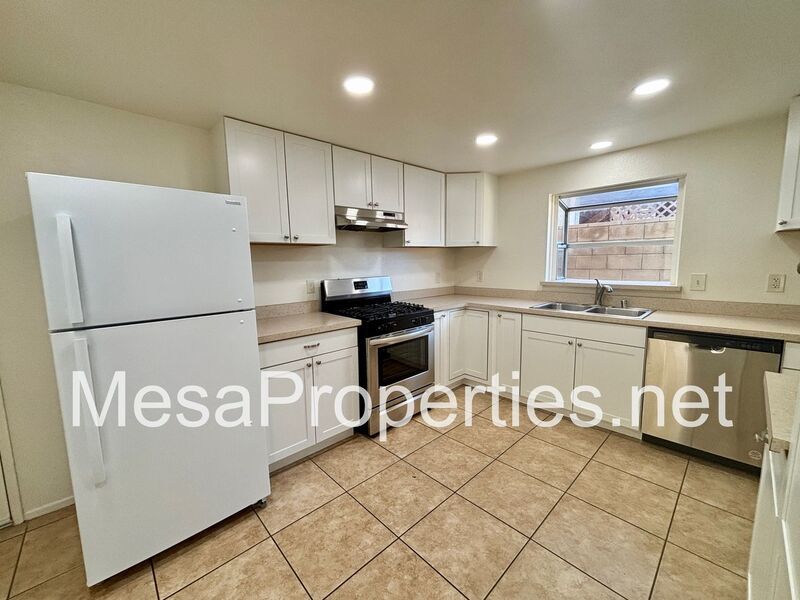 Spacious 4 Bed 2.5 Bath Home in Fontana property image