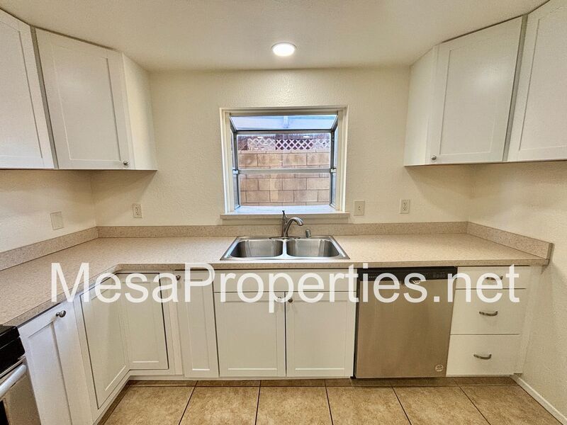 Spacious 4 Bed 2.5 Bath Home in Fontana property image