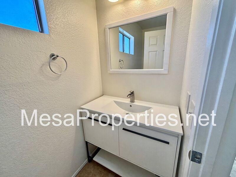 Spacious 4 Bed 2.5 Bath Home in Fontana property image