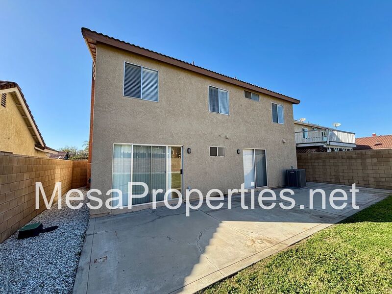 Spacious 4 Bed 2.5 Bath Home in Fontana property image