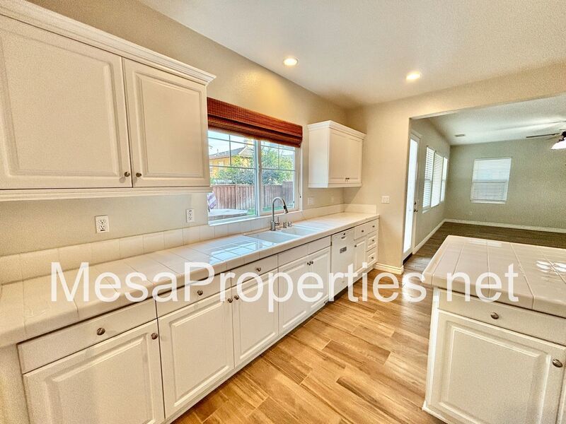 Move In Ready 5 Bed 4 Bath North Upland Home Near The Colonies property image