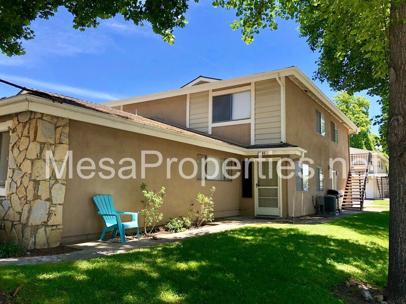 Beautiful 2 Bedroom Side Unit on a Tree Lined Street! property image