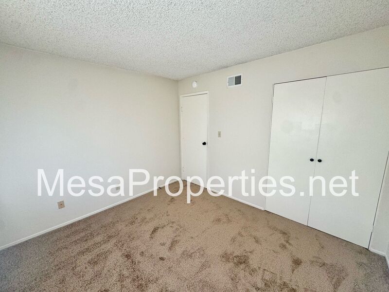 Beautiful 2 Bedroom Side Unit on a Tree Lined Street! property image