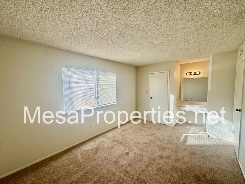 Beautiful 2 Bedroom Side Unit on a Tree Lined Street! property image
