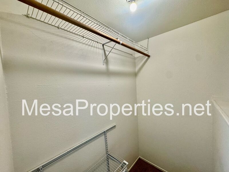 Beautiful 2 Bedroom Side Unit on a Tree Lined Street! property image