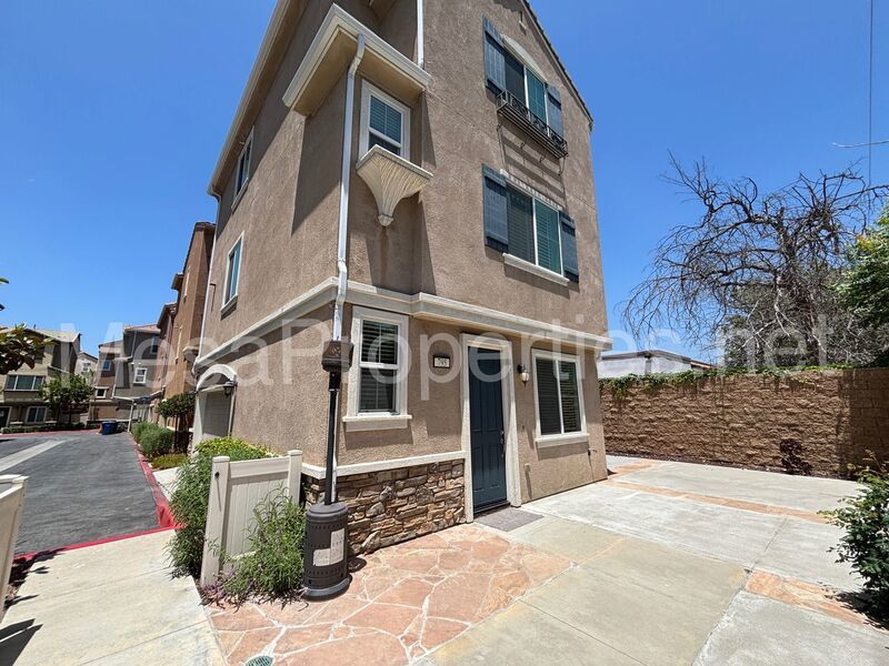 Stunning 3-bedroom, 3-bathroom townhome in Pomona! property image