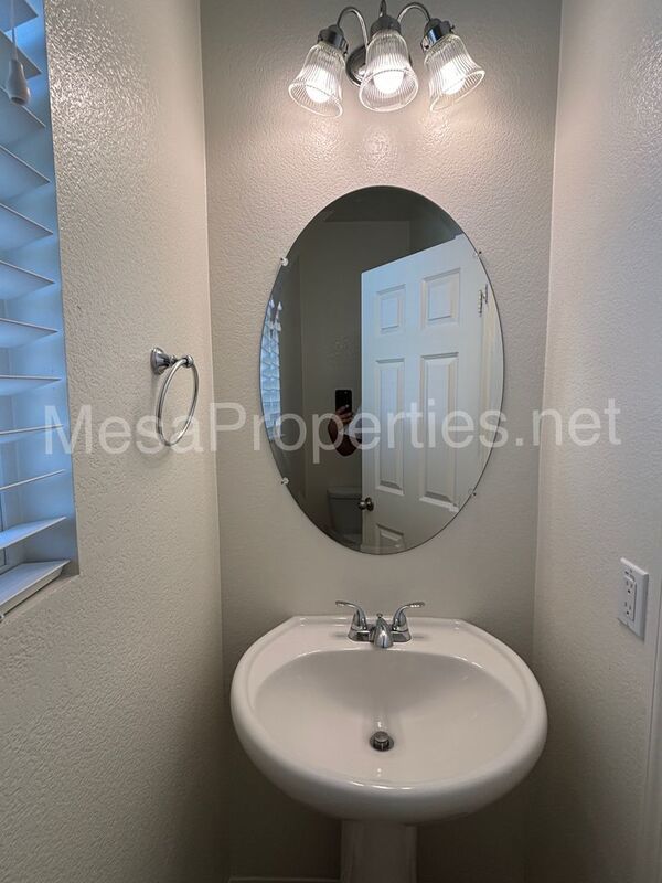 Stunning 3-bedroom, 3-bathroom townhome in Pomona! property image