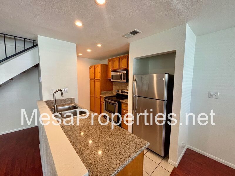 Beautiful 2 Bedroom Townhouse in La Verne! Brand new carpet and paint! property image