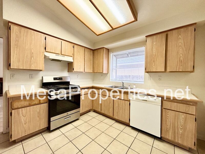 3 Bedroom 2 Bathroom Home In Victorville! property image