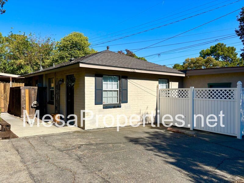 Charming 1 Bed 1 Bath Back House in Claremont! property image