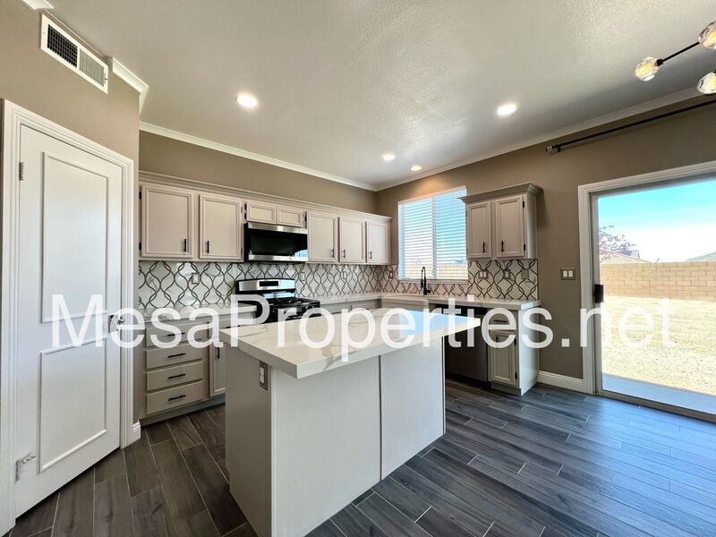 Move in Ready 4 Bed 3 Bath Home in Victorville property image