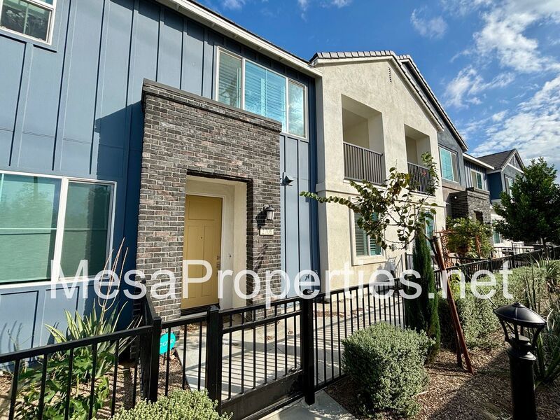 Beautiful 2 Bedroom, 2 Bathroom Condo in Ontario! property image